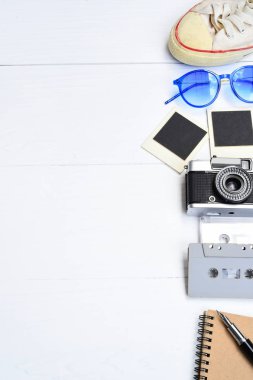 Bir pasaport, kamera, dizüstü bilgisayar, gözlük ile seyahat aksesuarları Üstten Görünüm 