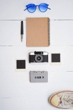 Bir pasaport, kamera, dizüstü bilgisayar, gözlük ile seyahat aksesuarları Üstten Görünüm 
