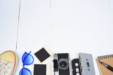 Bir pasaport, kamera, dizüstü bilgisayar, gözlük ile seyahat aksesuarları Üstten Görünüm 