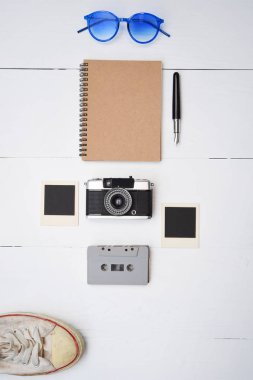 Bir pasaport, kamera, dizüstü bilgisayar, gözlük ile seyahat aksesuarları Üstten Görünüm 
