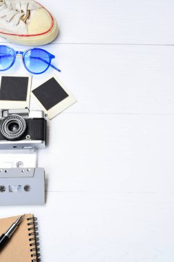 Bir pasaport, kamera, dizüstü bilgisayar, gözlük ile seyahat aksesuarları Üstten Görünüm 