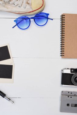 Bir pasaport, kamera, dizüstü bilgisayar, gözlük ile seyahat aksesuarları Üstten Görünüm 