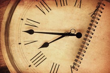 Closeup antika eski stil saat ve dizüstü 