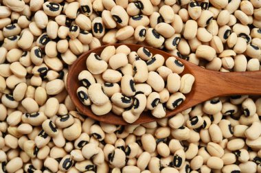 Bir tahta kaşıkla soya fasulyesi