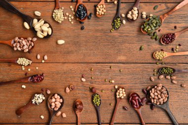 Fasulye ve tahta kaşık mercimek 