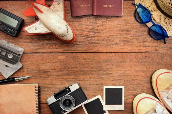 Reisezubehör von oben mit Reisepass, Kamera, Notizbuch, Brille — Stockfoto