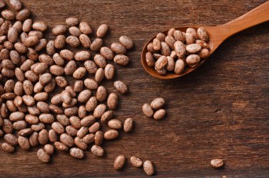 Pinto fasulye ahşap arka plan üzerinde 