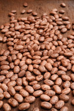 Pinto fasulye ahşap arka plan üzerinde 