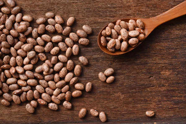 Pinto fasulye ahşap arka plan üzerinde 