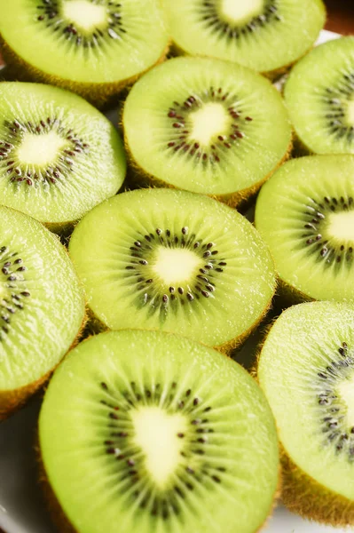 Taze kivi meyvesini kapatın. 