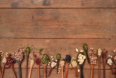 Fasulye ve tahta kaşık mercimek 