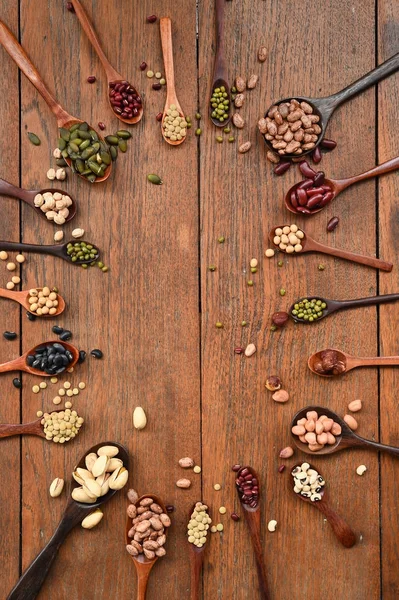 Fasulye ve tahta kaşık mercimek 