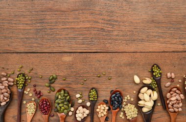 Fasulye ve tahta kaşık mercimek 