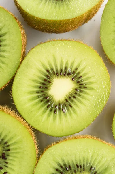 Taze kivi meyvesini kapatın. 