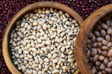 Siyah gözlü bezelye ve pinto fasulye ahşap kase 