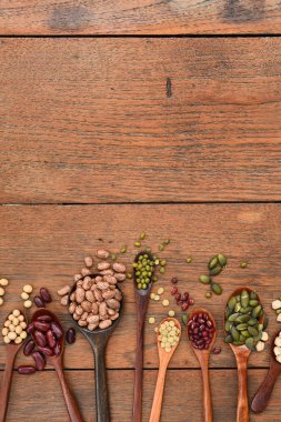 Fasulye ve tahta kaşık mercimek 