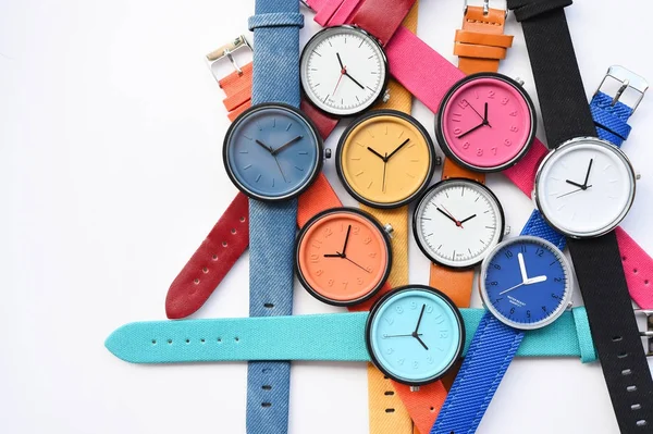 Набір різнокольорових наручних годинників — стокове фото