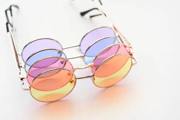 Moderne trendy zonnebril — Stockfoto