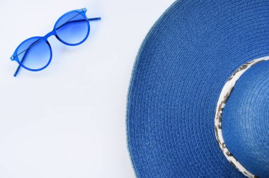 Yaz şapka ve güneş gözlüğü 