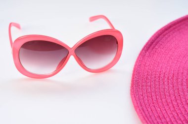 Yaz şapka ve güneş gözlüğü 