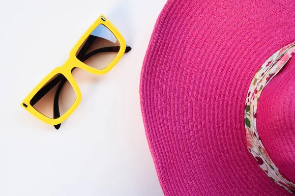 Sombrero de verano y gafas de sol — Foto de Stock