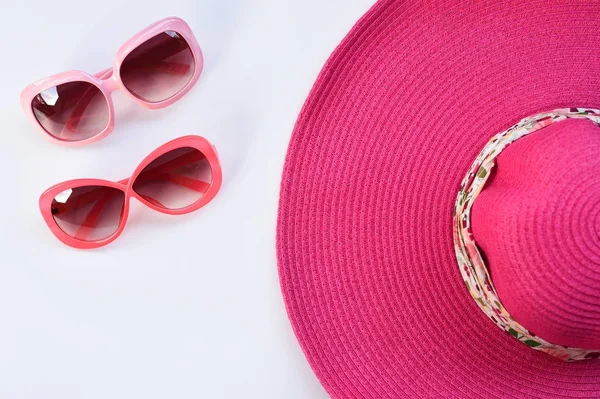 夏の帽子とサングラス — ストック写真