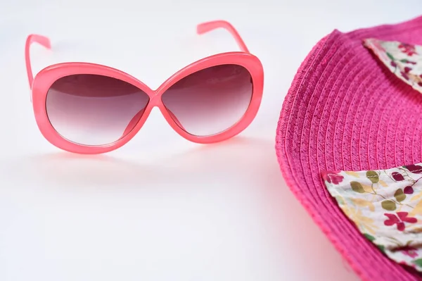 Letni kapelusz i okulary przeciwsłoneczne — Zdjęcie stockowe