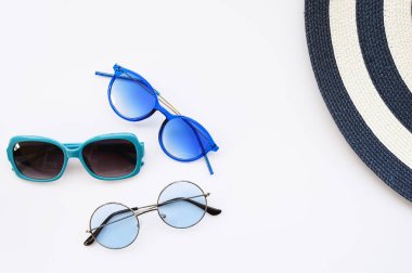Yaz şapka ve güneş gözlüğü 
