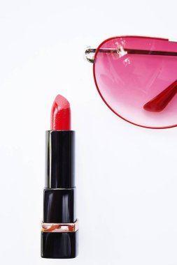 Renk ruj beyaz arka plan üzerinde izole moda güneş gözlüğü ile kümesi