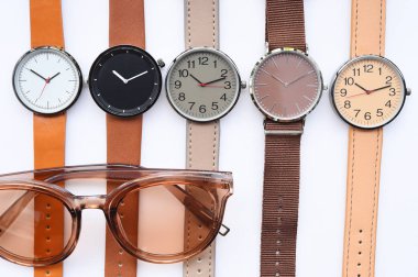 Modern moda güneş gözlüğü ve beyaz arka plan üzerinde izole çok renkli kol saati dizi