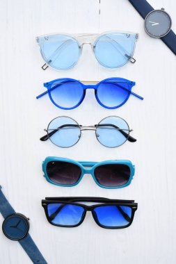 Modern moda güneş gözlüğü ve beyaz arka plan üzerinde izole çok renkli kol saati dizi