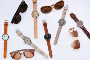 Modern moda güneş gözlüğü ve beyaz arka plan üzerinde izole çok renkli kol saati dizi