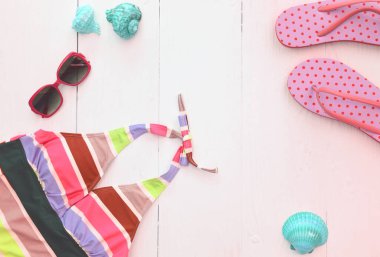 Yaz bikini ve Aksesuar ve sandalet beyaz arka plan üzerinde güneş gözlüğü