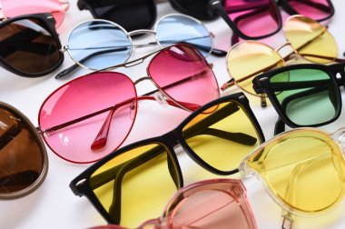 Beyaz arka planda izole edilmiş modern moda güneş gözlükleri