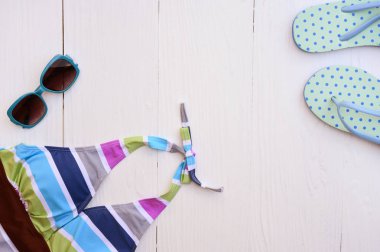 Yaz bikini ve Aksesuar ve sandalet beyaz arka plan üzerinde güneş gözlüğü