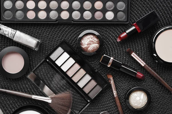 makyaj ve kozmetik ürünleri koleksiyonu düzenlendi