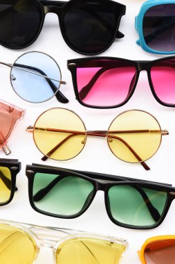 Beyaz arka planda izole edilmiş modern moda güneş gözlükleri