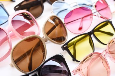 Beyaz arka planda izole edilmiş modern moda güneş gözlükleri