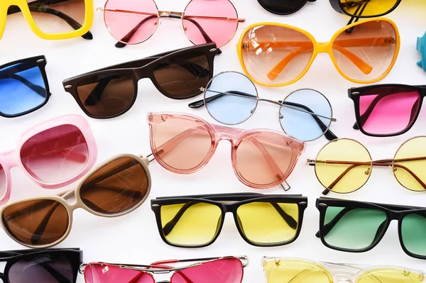 Beyaz arka planda izole edilmiş modern moda güneş gözlükleri