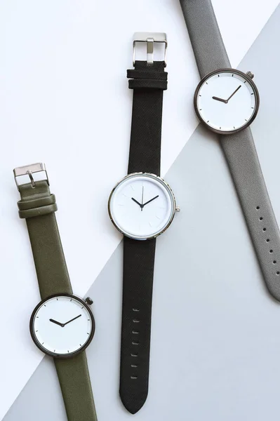 Set Mehrfarbiger Armbanduhren Für Die Hintergrundaufnahme Mit Selektiver Farbtechnik Und — Stockfoto
