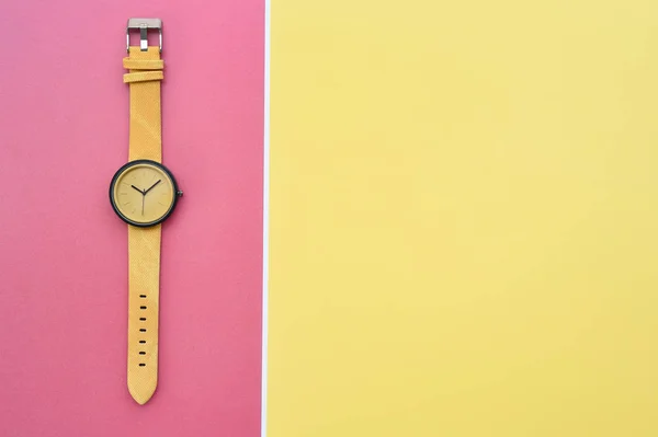Close Relógios Pulso Amarelo Para Fundo — Fotografia de Stock