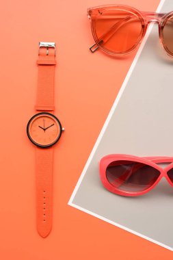 Modern moda güneş gözlüğü ve arka plan için deniz hayvanı kabuğu ile deniz yıldızı