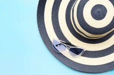 Yaz şapka ve güneş gözlüğü arka planı için