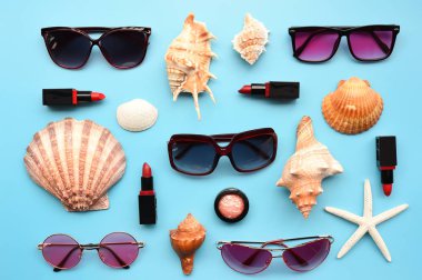 Modern moda güneş gözlüğü ve arka plan için deniz hayvanı kabuğu ile deniz yıldızı