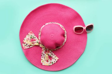 Yaz şapka ve güneş gözlüğü arka planı için