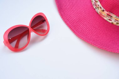 Yaz şapka ve güneş gözlüğü arka planı için