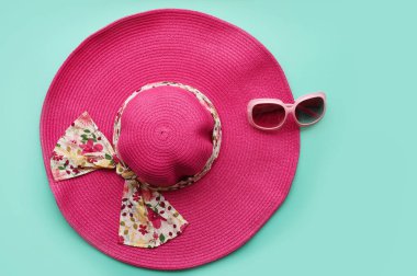 Yaz şapka ve güneş gözlüğü arka planı için