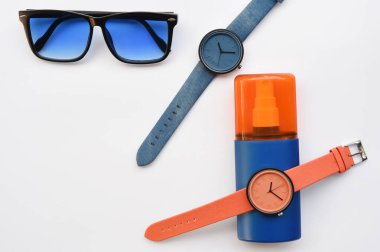 Yaz kavramı. Kumsalda rahatla, güneş kremi ve güneş gözlüğü.