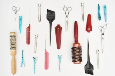 Beyaz arkaplanda izole edilmiş profesyonel kuaför araçları