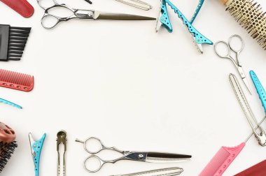 Beyaz arkaplanda izole edilmiş profesyonel kuaför araçları